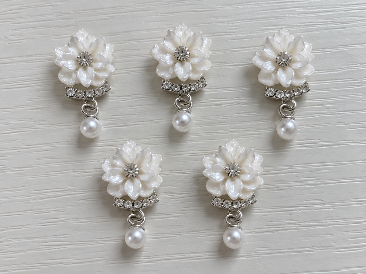 Bijoux d’ongles 3D – Fleurs blanches et argentées avec perles – Lot de 5