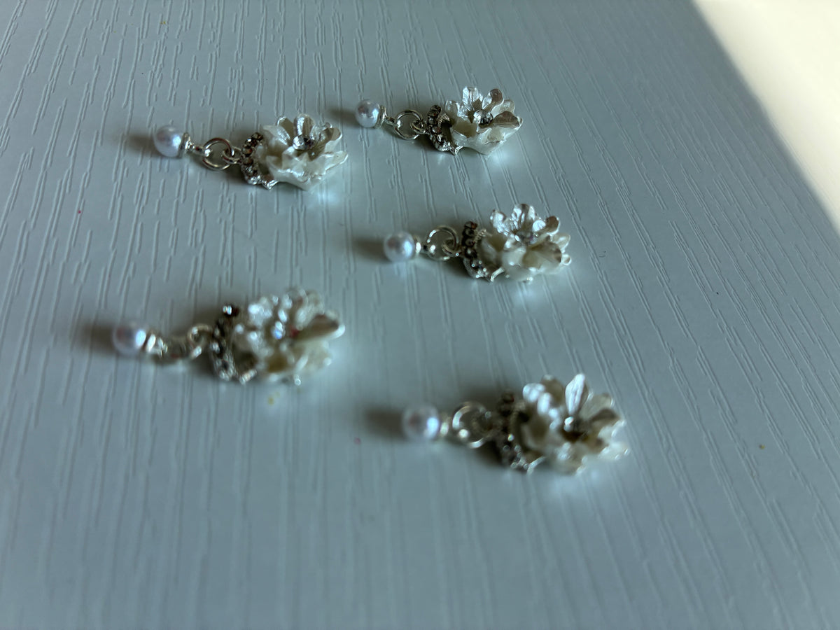 Bijoux d’ongles 3D – Fleurs blanches et argentées avec perles – Lot de 5