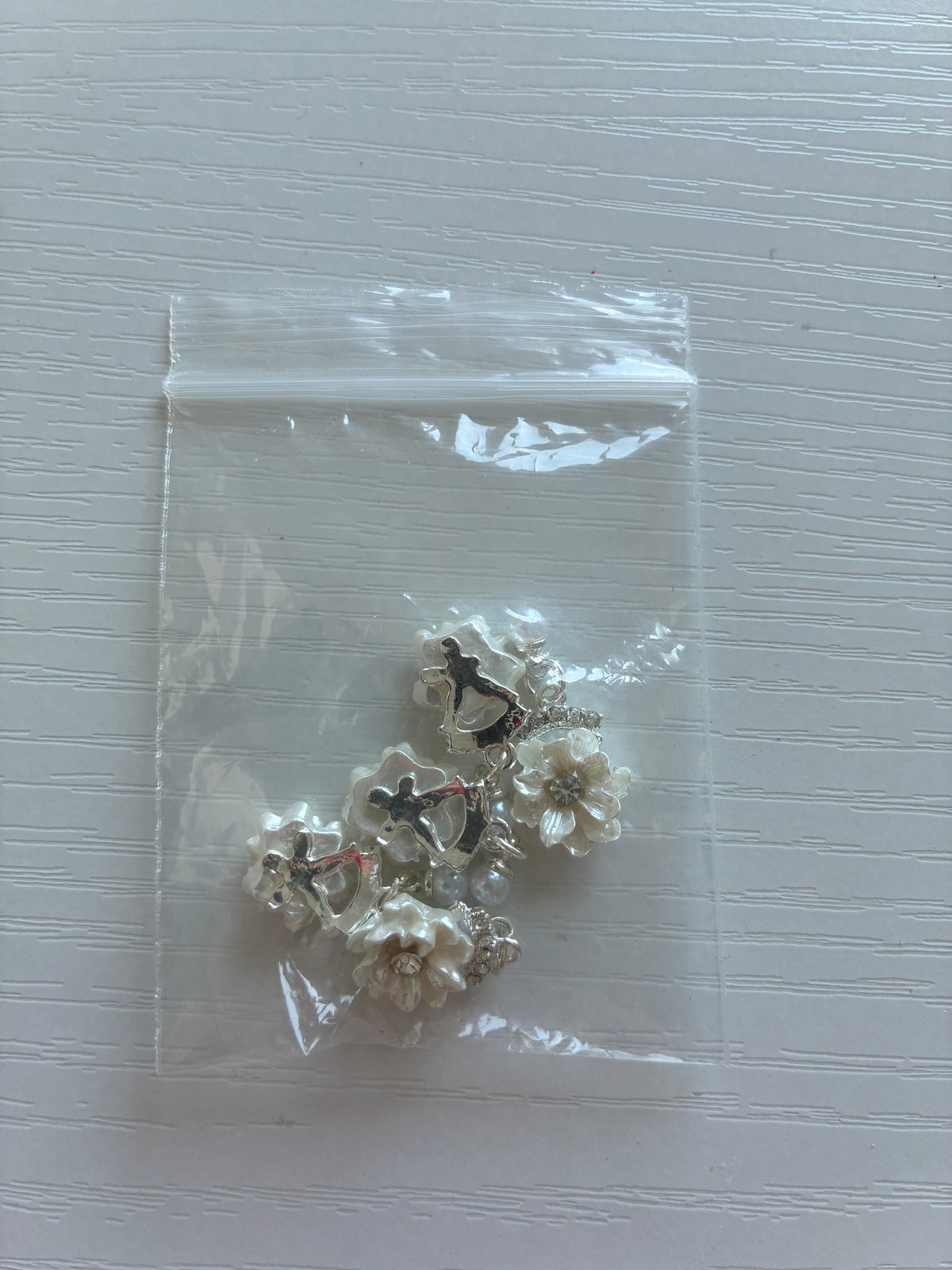 Bijoux d’ongles 3D – Fleurs blanches et argentées avec perles – Lot de 5