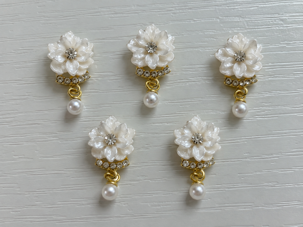 Bijoux d’ongles 3D – Fleurs blanches nacrées et dorées avec perles – Lot de 5