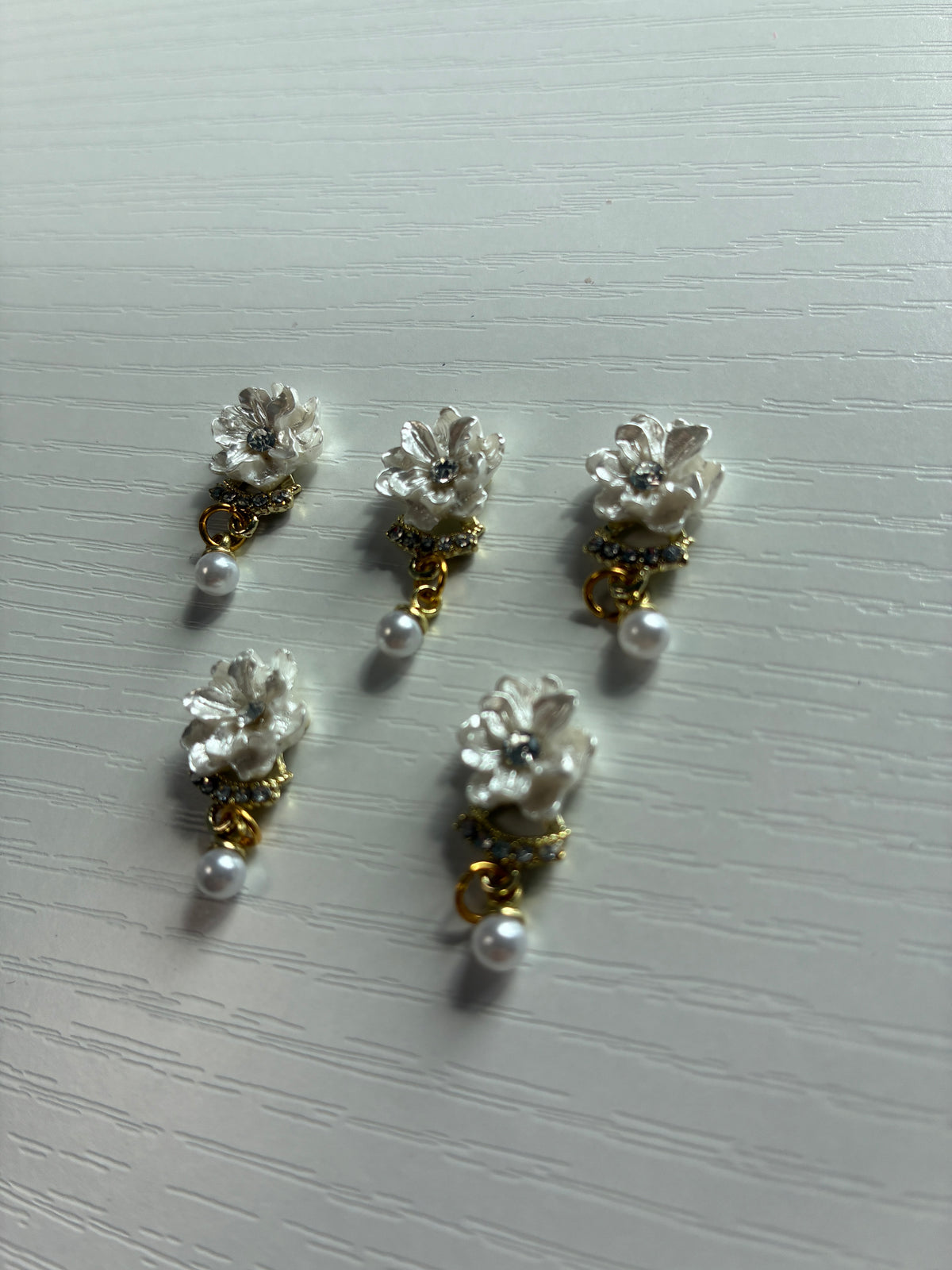 Bijoux d’ongles 3D – Fleurs blanches nacrées et dorées avec perles – Lot de 5