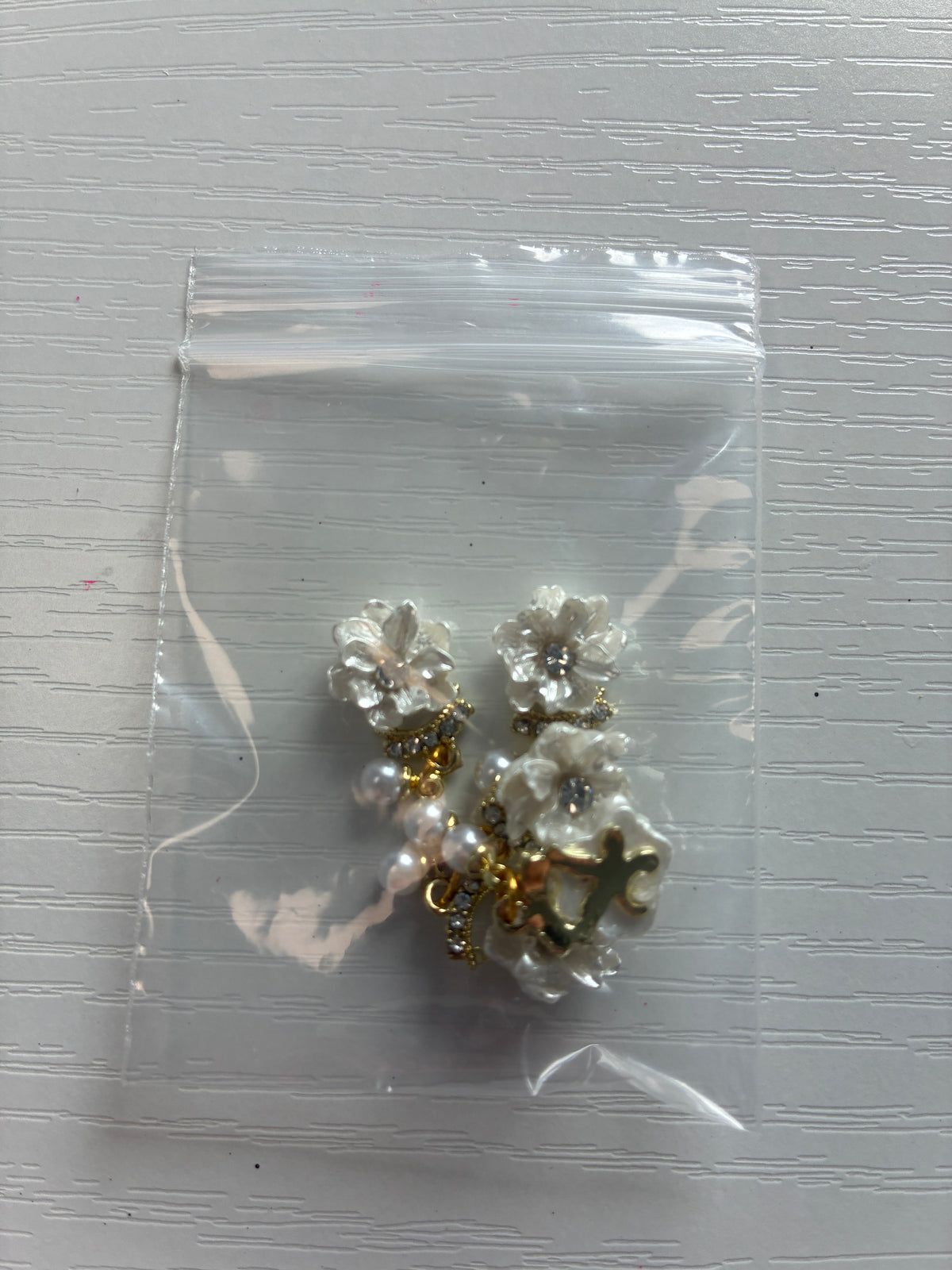 Bijoux d’ongles 3D – Fleurs blanches nacrées et dorées avec perles – Lot de 5