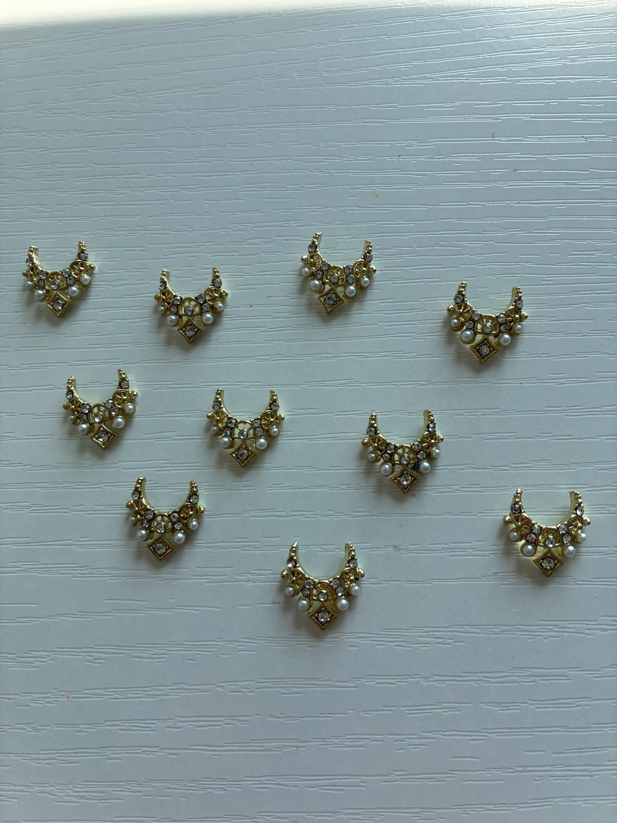 Bijoux d’ongles 3D dorés avec strass et perles – Lot de 10