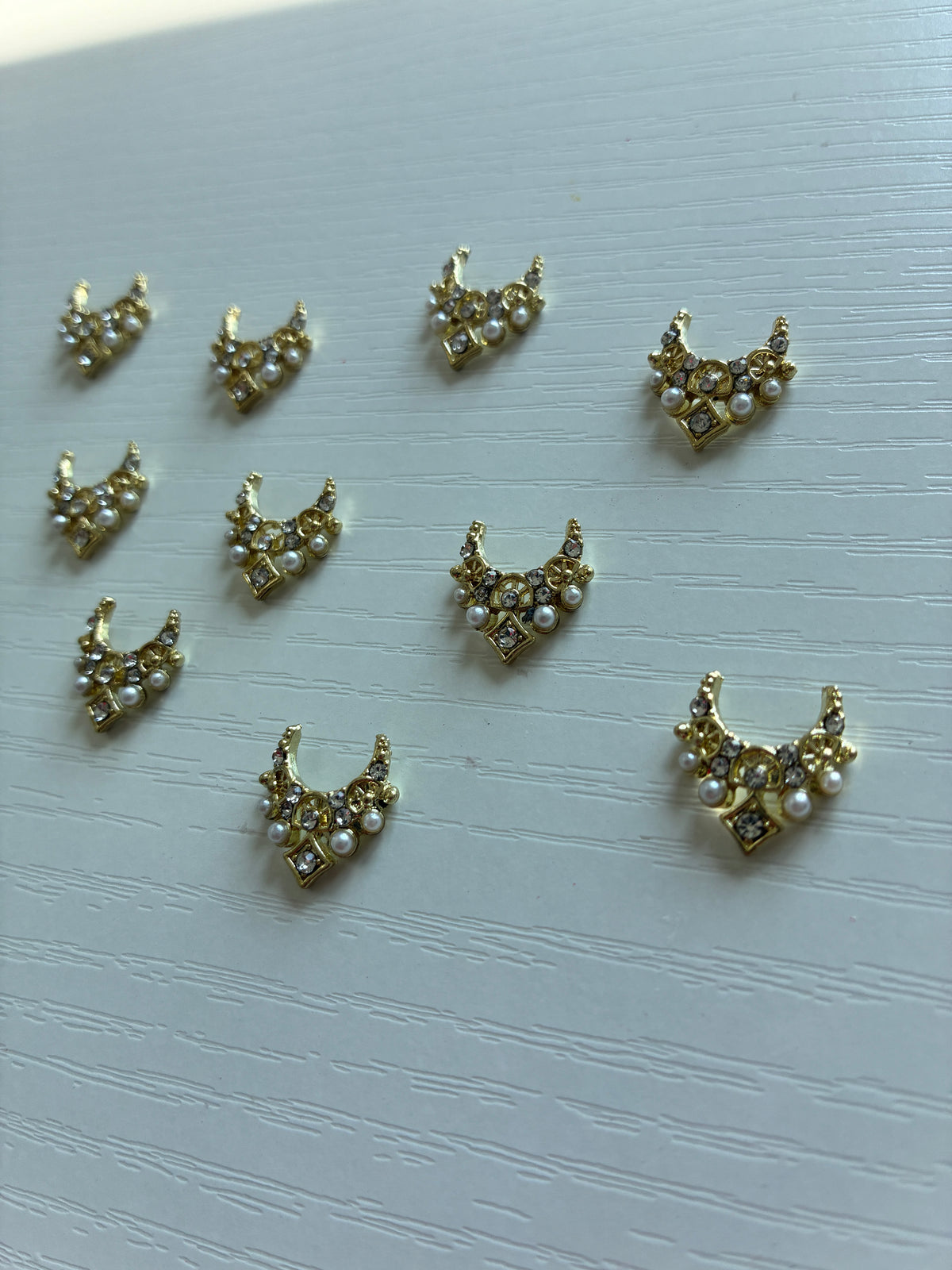 Bijoux d’ongles 3D dorés avec strass et perles – Lot de 10