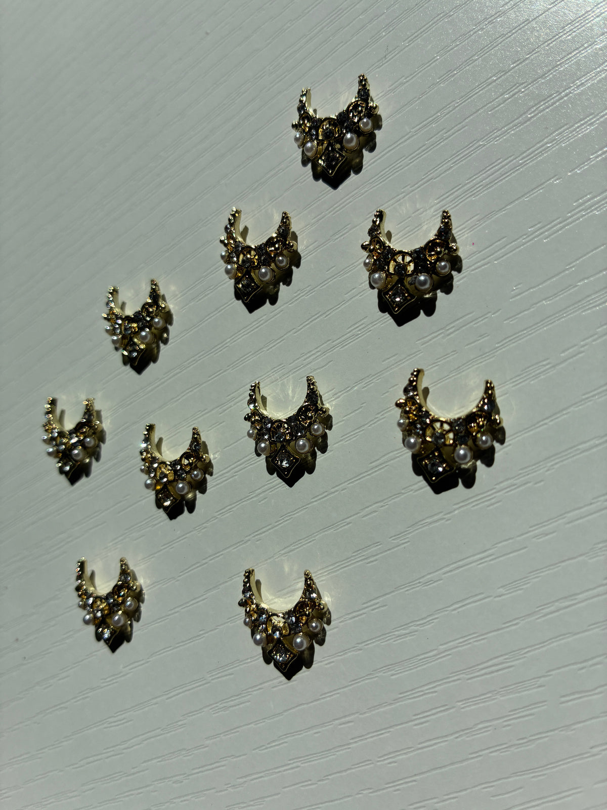Bijoux d’ongles 3D dorés avec strass et perles – Lot de 10