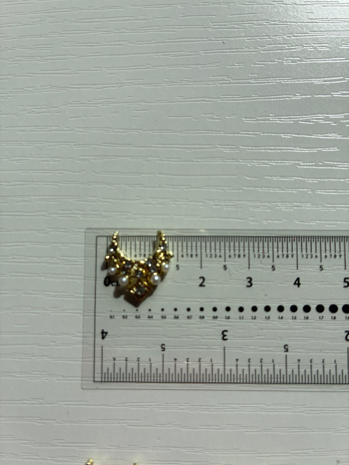 Bijoux d’ongles 3D dorés avec strass et perles – Lot de 10