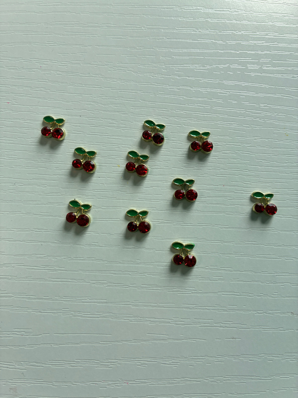 Bijoux d’ongles 3D – Cerises rouges avec strass – Lot de 10