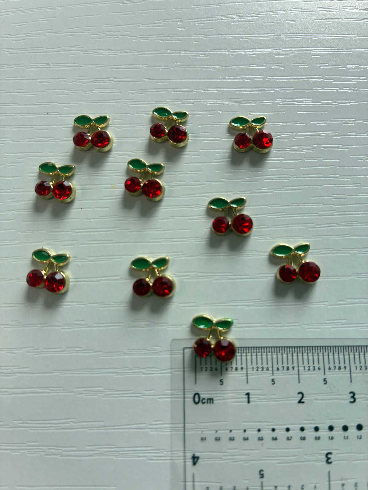 Bijoux d’ongles 3D – Cerises rouges avec strass – Lot de 10