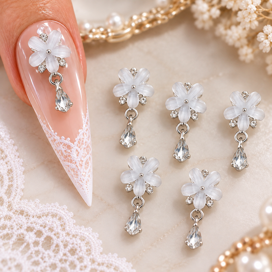Bijoux d’ongles 3D – Fleurs blanches et gouttes en strass argentées – Lot de 5
