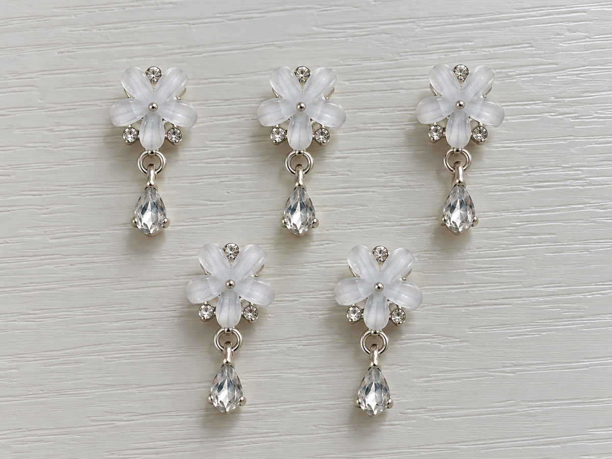 Bijoux d’ongles 3D – Fleurs blanches et gouttes en strass argentées – Lot de 5