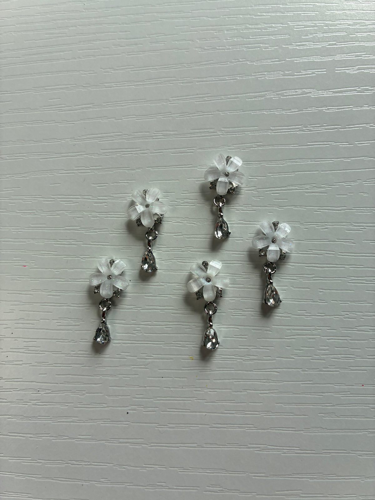 Bijoux d’ongles 3D – Fleurs blanches et gouttes en strass argentées – Lot de 5