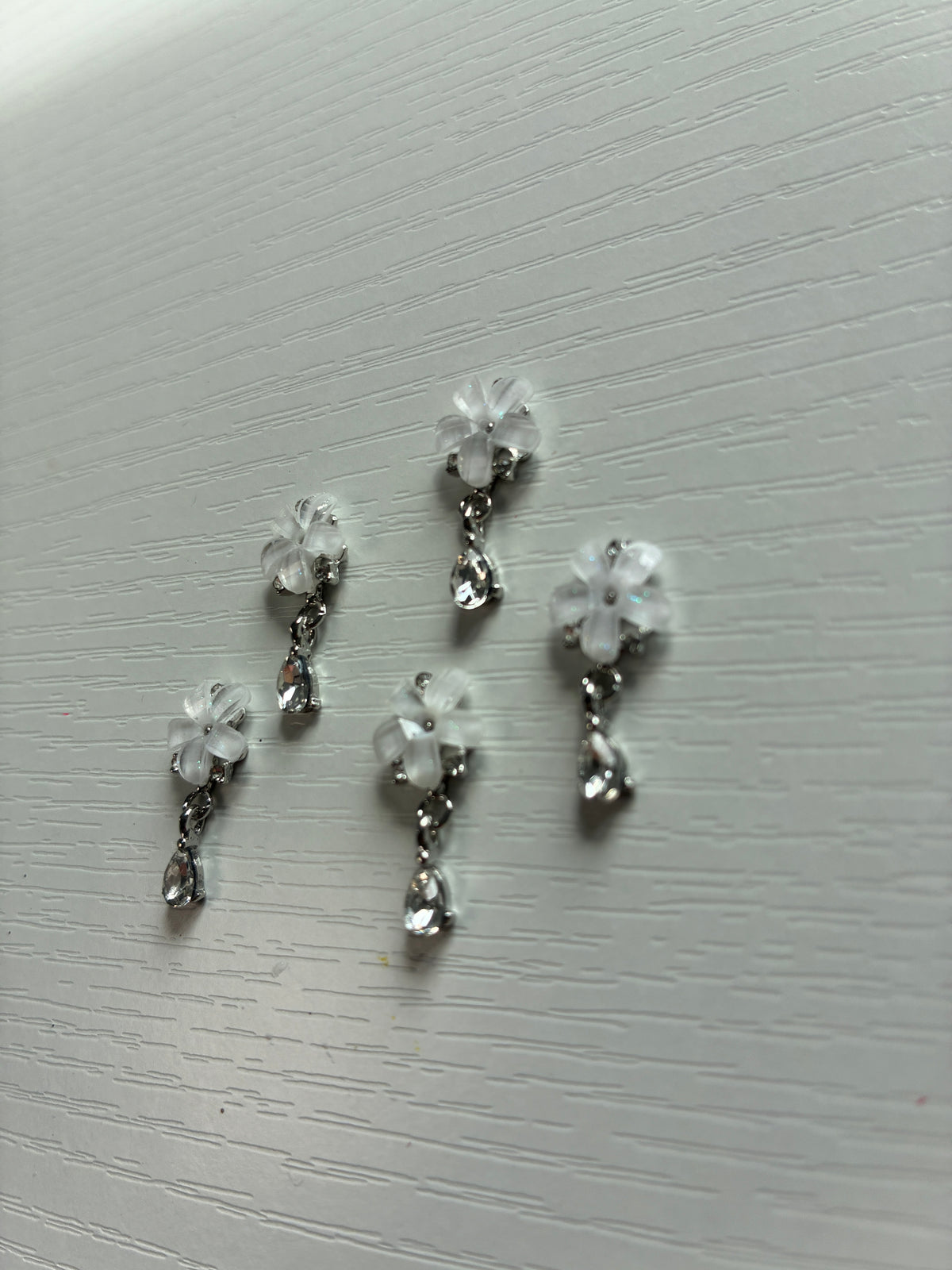 Bijoux d’ongles 3D – Fleurs blanches et gouttes en strass argentées – Lot de 5