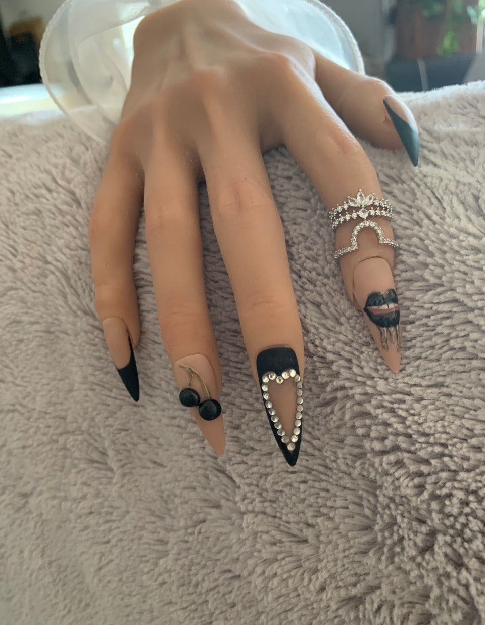Black Cherry Kiss – Stiletto L