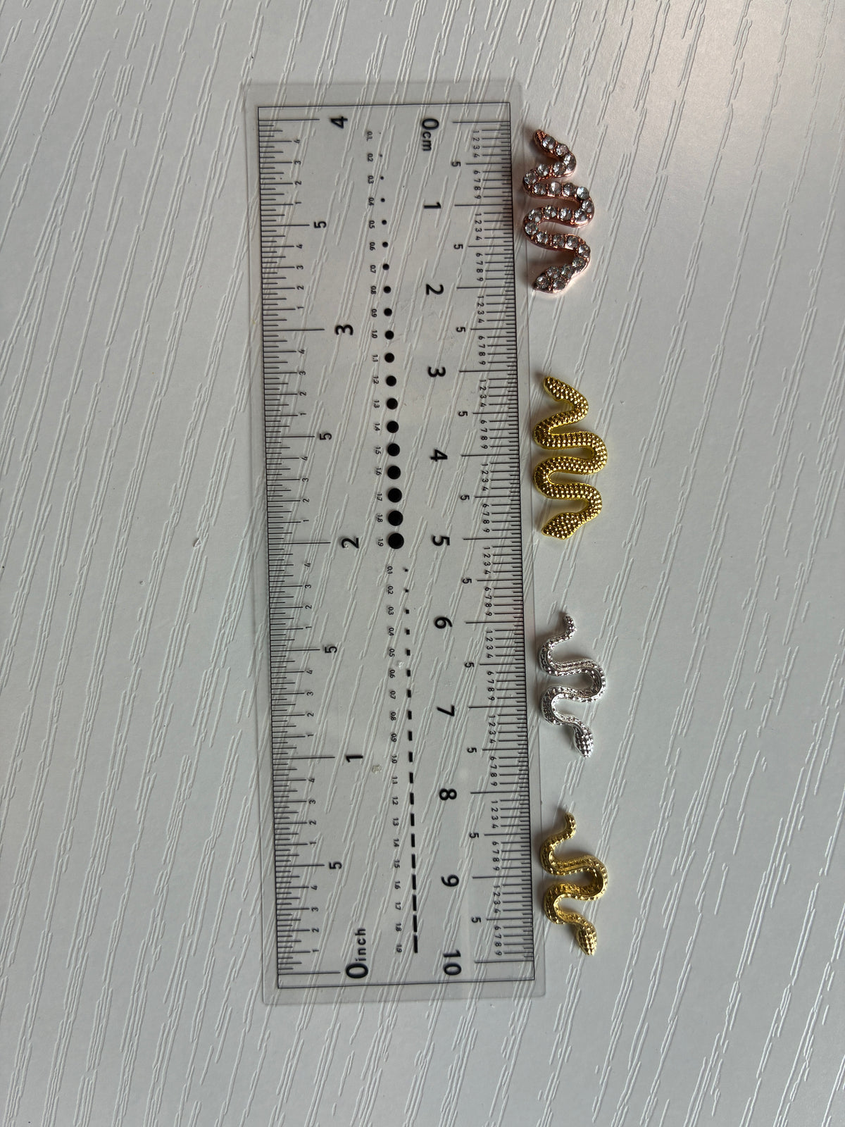Assortiment 70 bijoux d’ongles 3D – Serpents, crânes, croix & araignées
