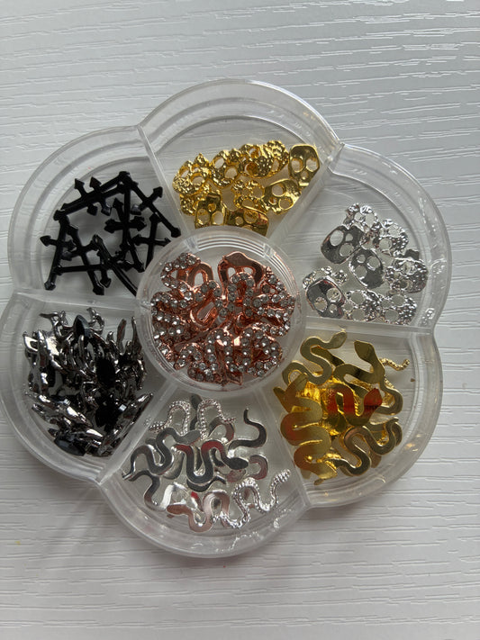 Assortiment 70 bijoux d’ongles 3D – Serpents, crânes, croix & araignées