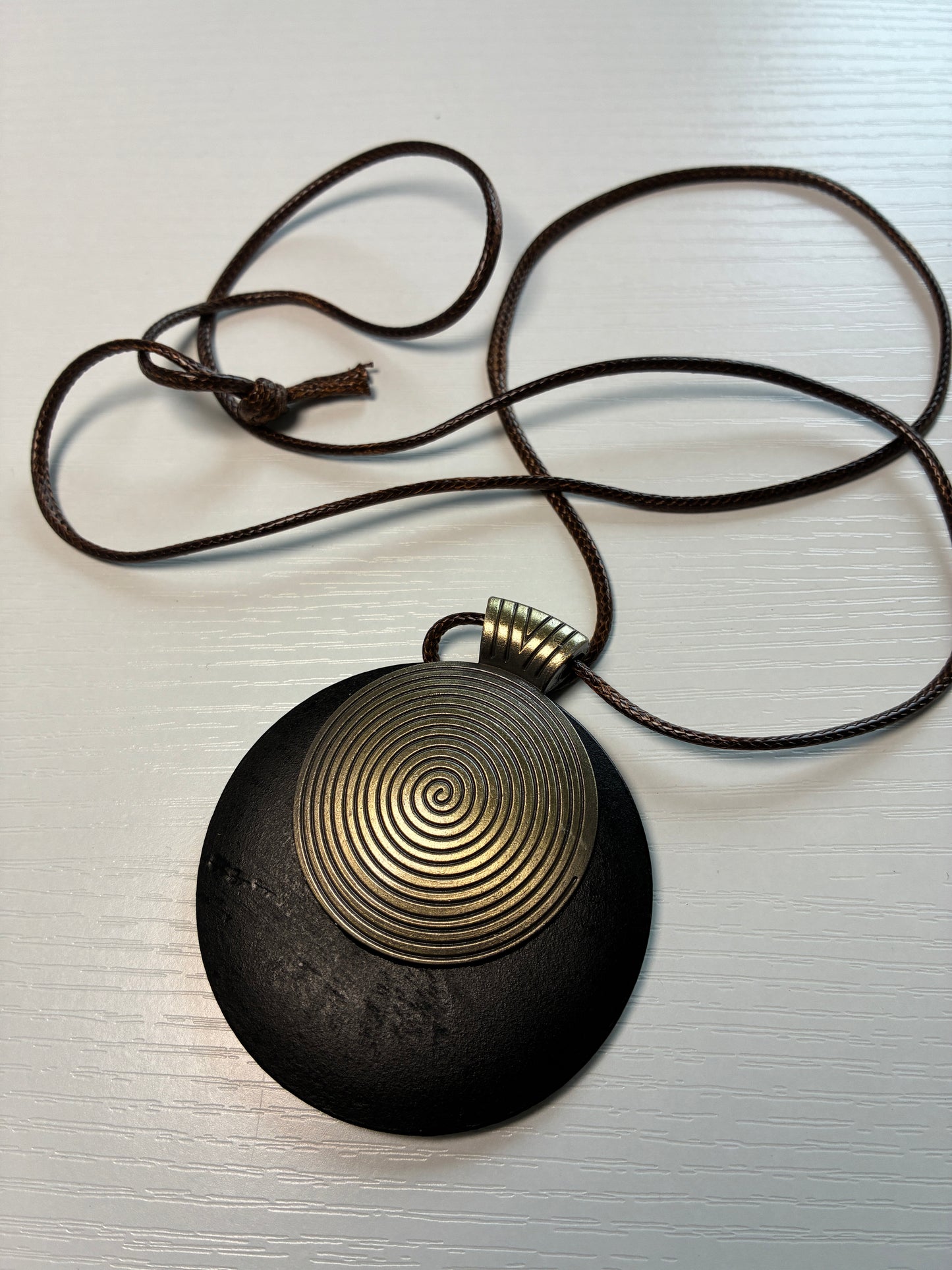 Collier long bohème à pendentif spirale noir et doré