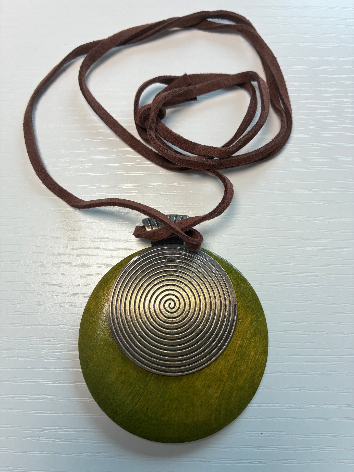 Collier long bohème à pendentif spirale vert, marron et bronze