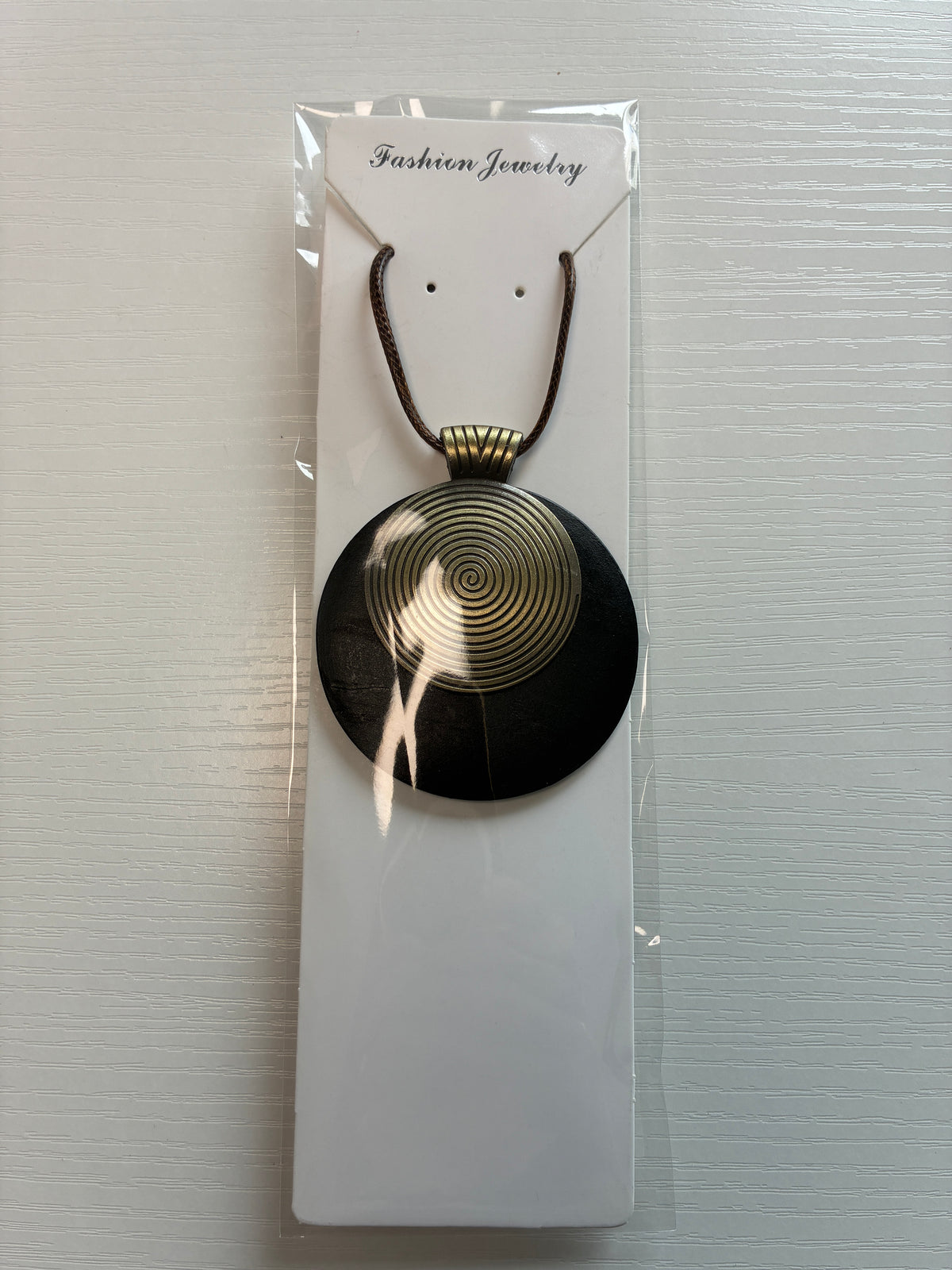 Collier long bohème à pendentif spirale noir et doré