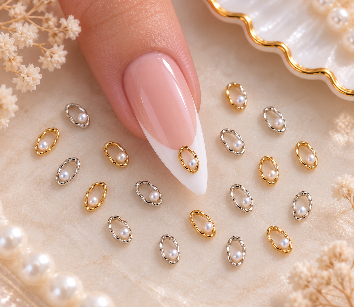 18 Charms Nail Art – Anneaux irréguliers dorés et argentés avec perle nacrée