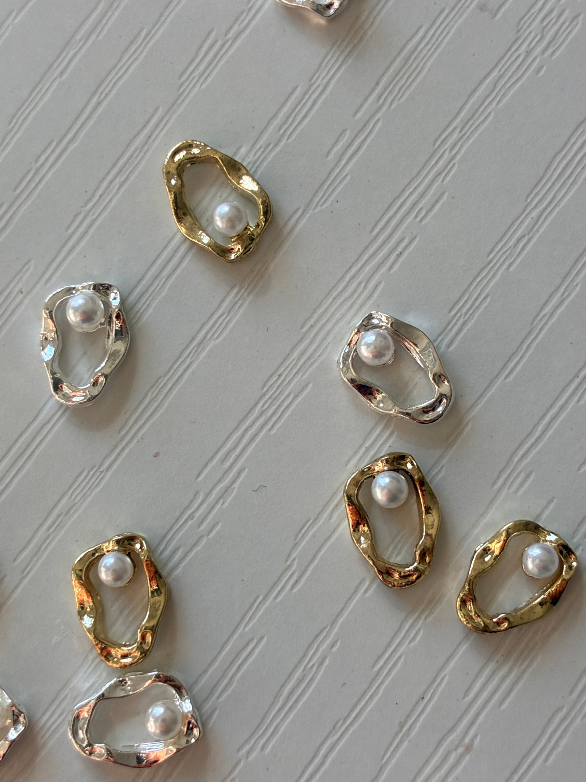 18 Charms Nail Art – Anneaux irréguliers dorés et argentés avec perle nacrée