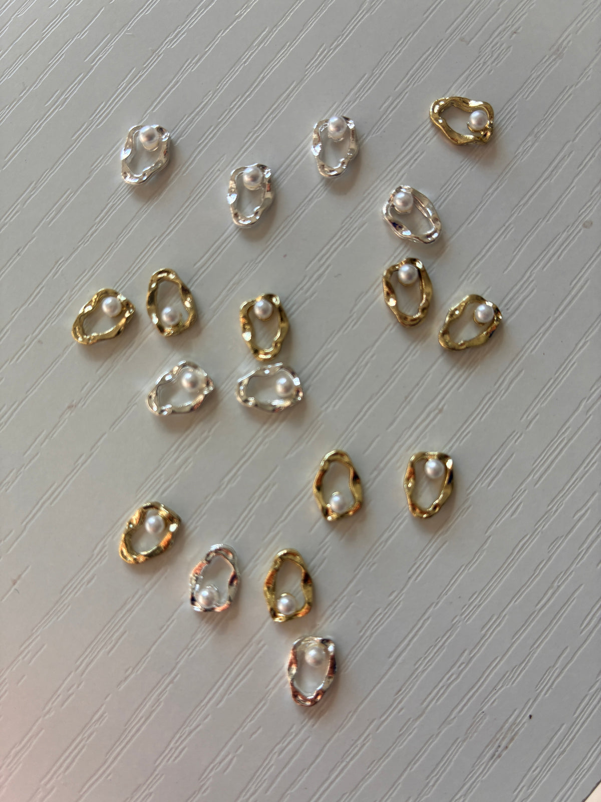 18 Charms Nail Art – Anneaux irréguliers dorés et argentés avec perle nacrée