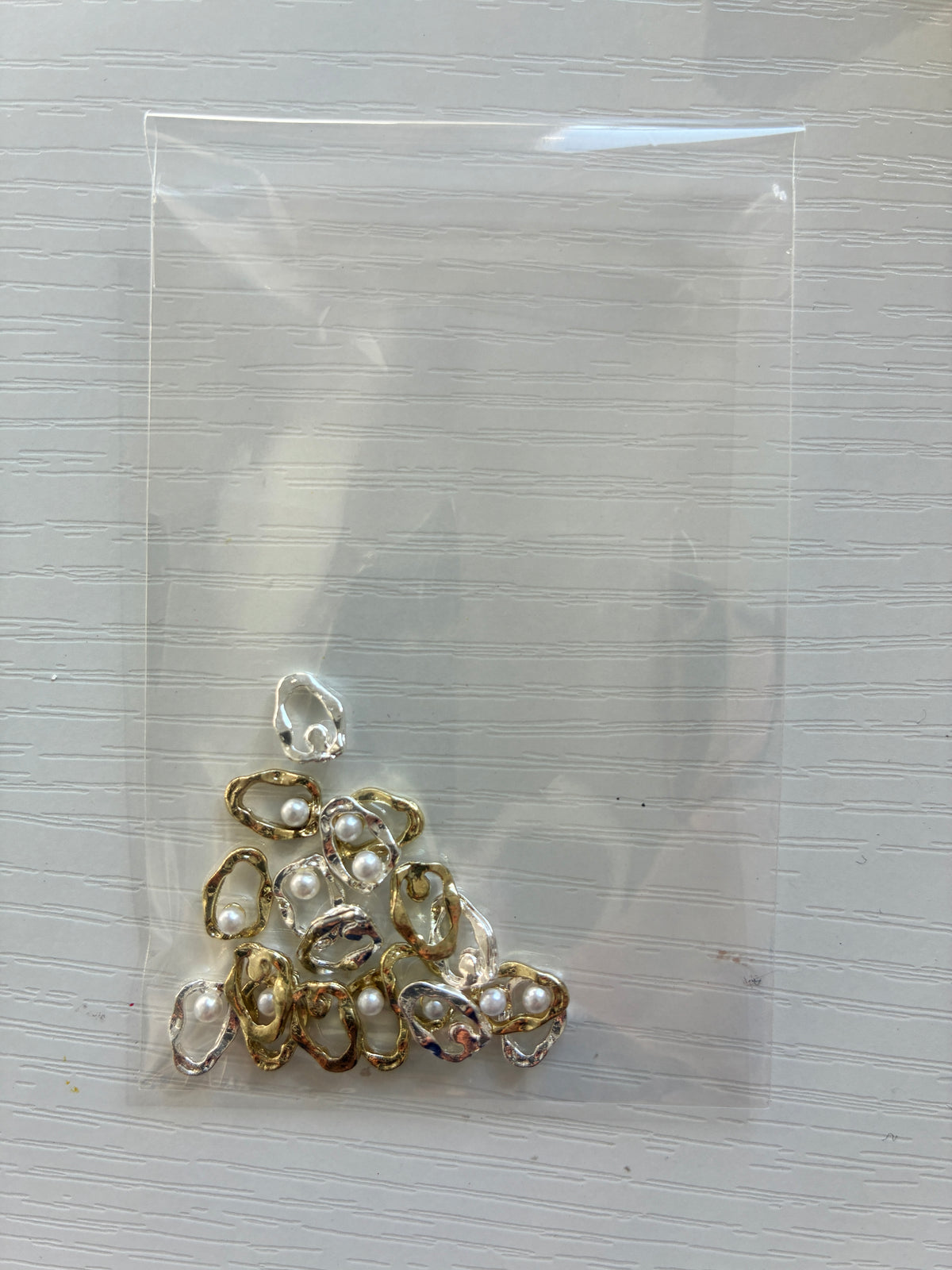 18 Charms Nail Art – Anneaux irréguliers dorés et argentés avec perle nacrée