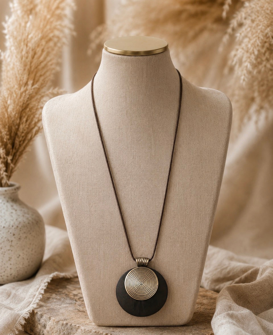 Collier long bohème à pendentif spirale noir et doré