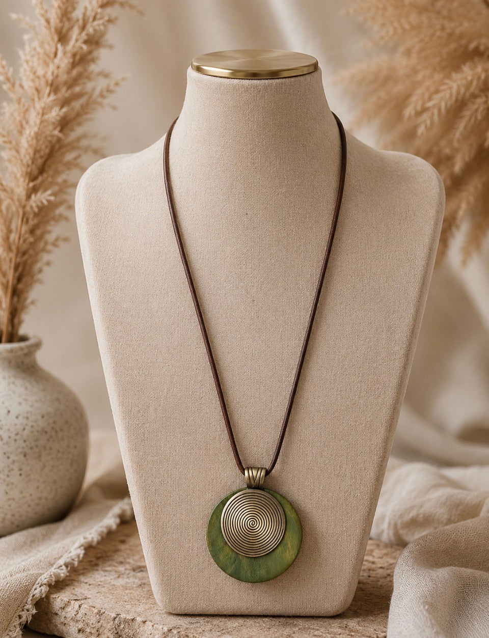 Collier long bohème à pendentif spirale vert, marron et bronze