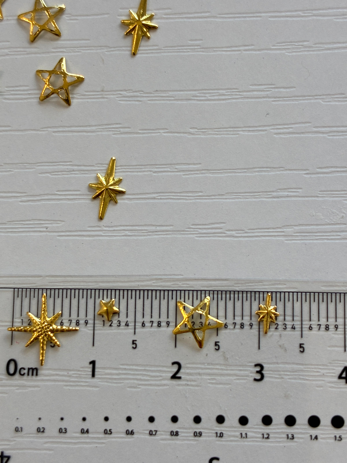 assortiment d’étoiles dorées 3D pour nail art