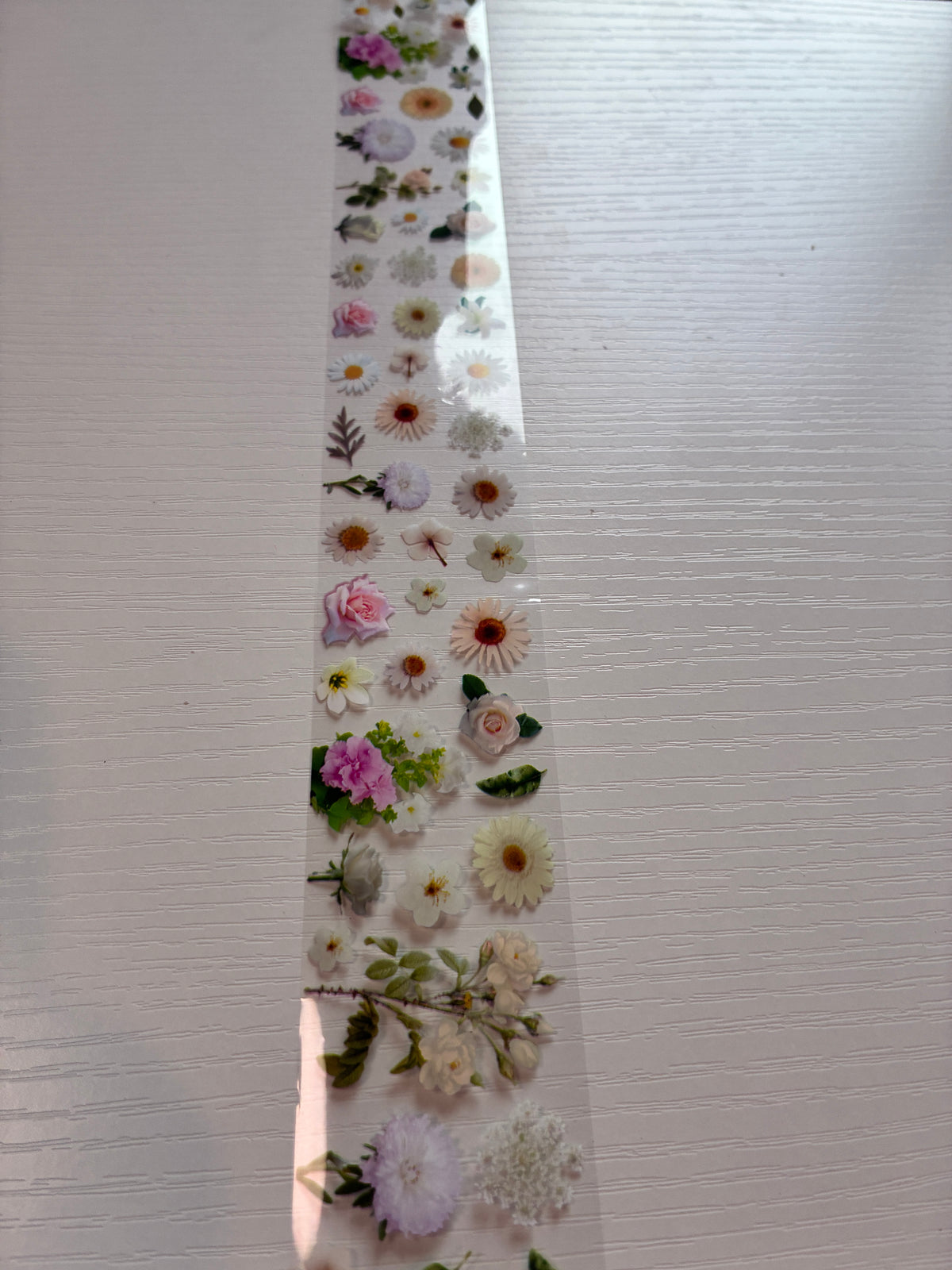 Foil Nail Art – Fleurs blanches et roses délicates