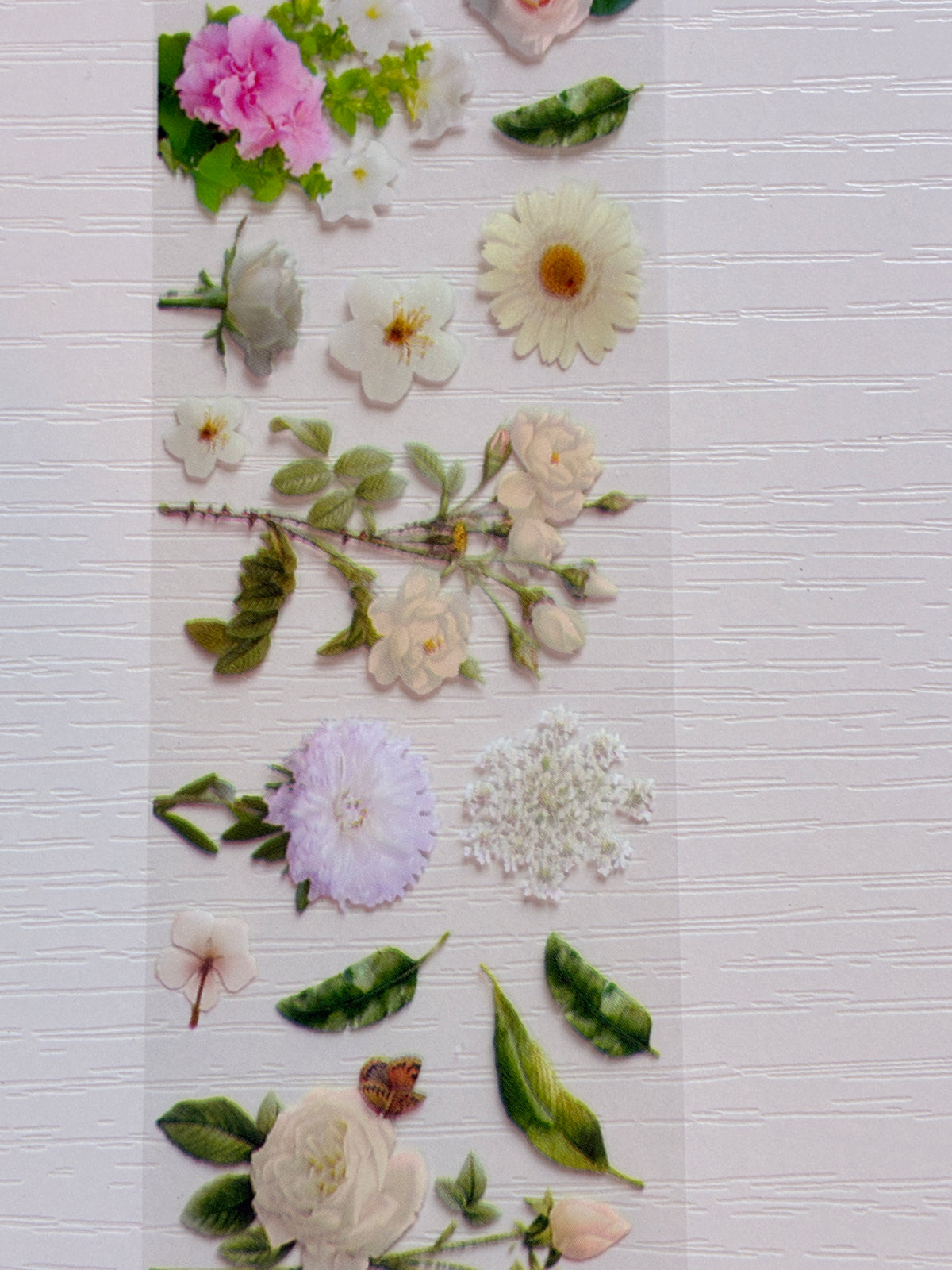 Foil Nail Art – Fleurs blanches et roses délicates