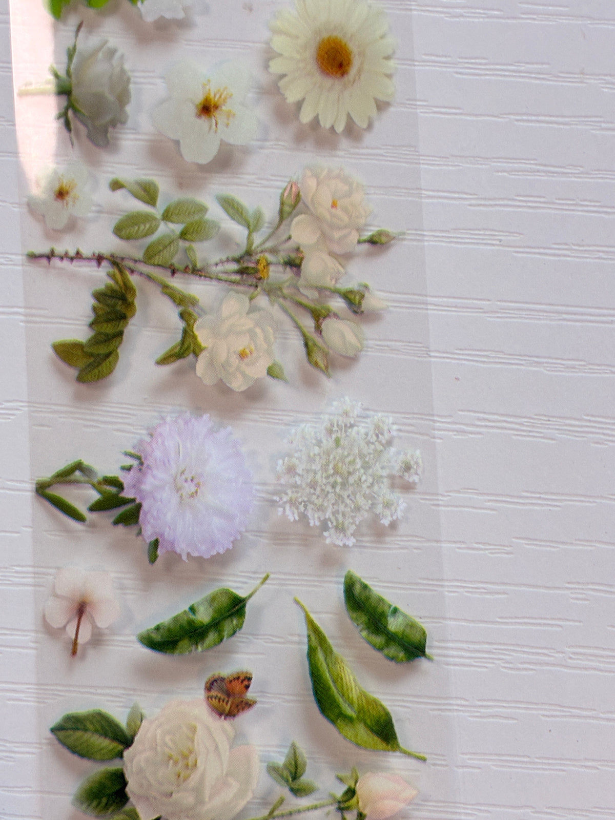 Foil Nail Art – Fleurs blanches et roses délicates