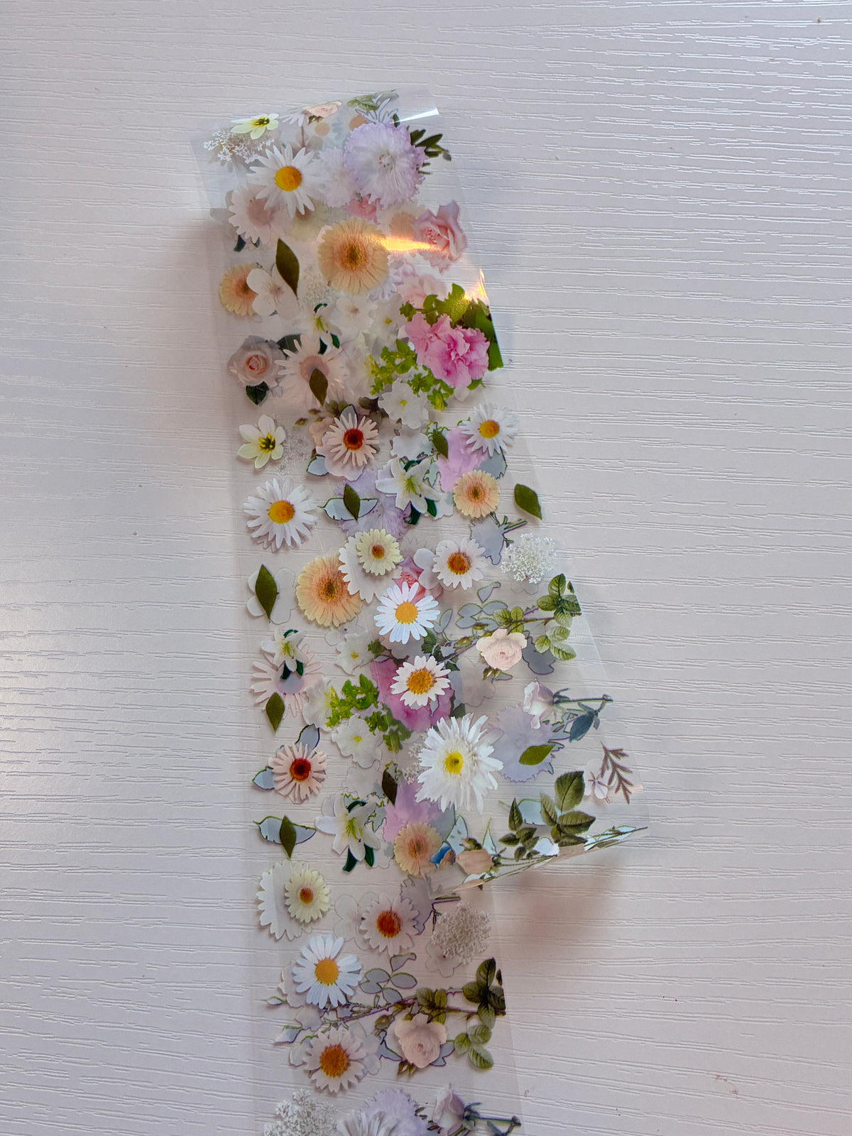 Foil Nail Art – Fleurs blanches et roses délicates