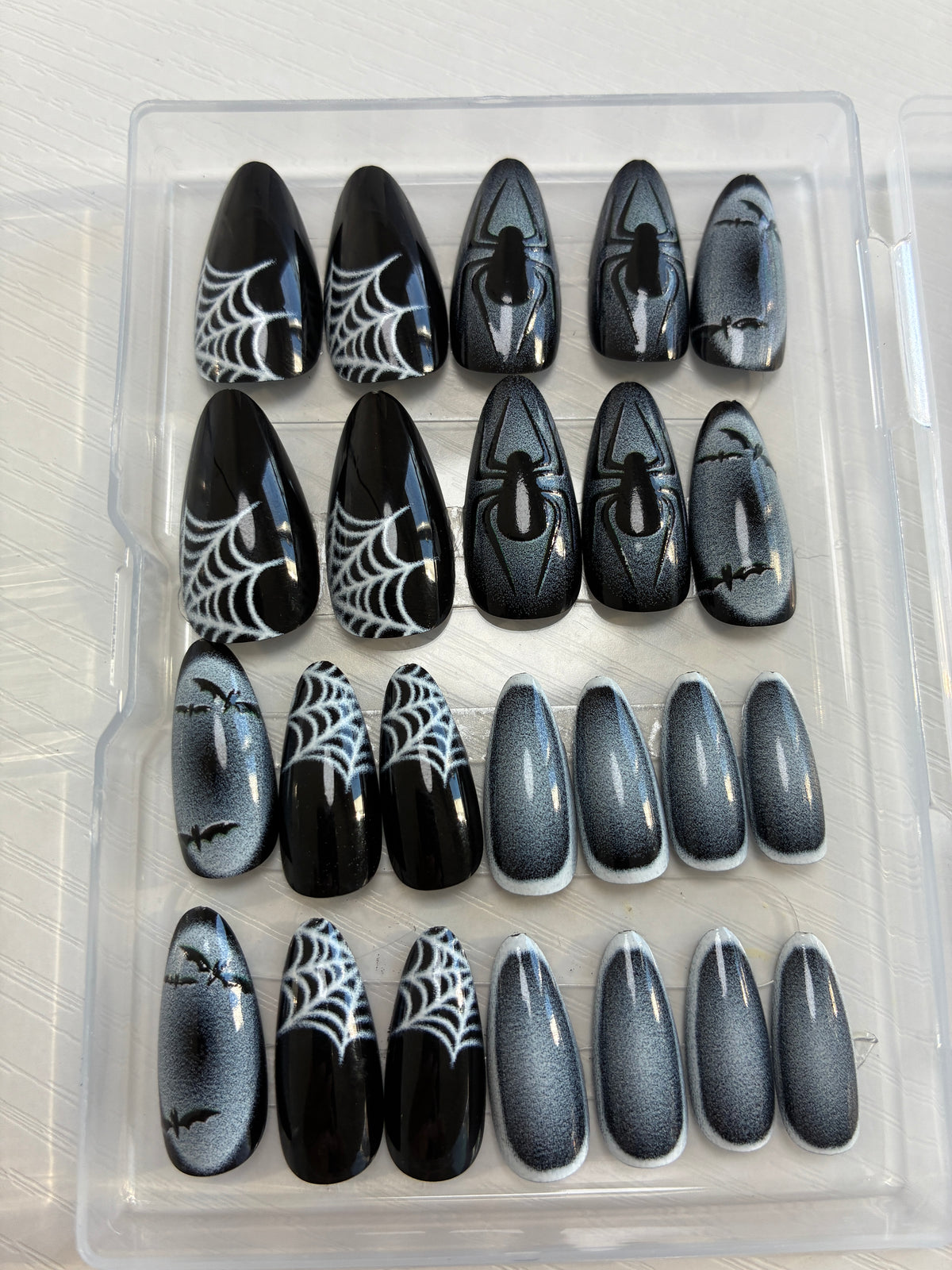 Kit découverte 24 capsules – Ombres d’Halloween – Amande – Noir, gris et toiles
