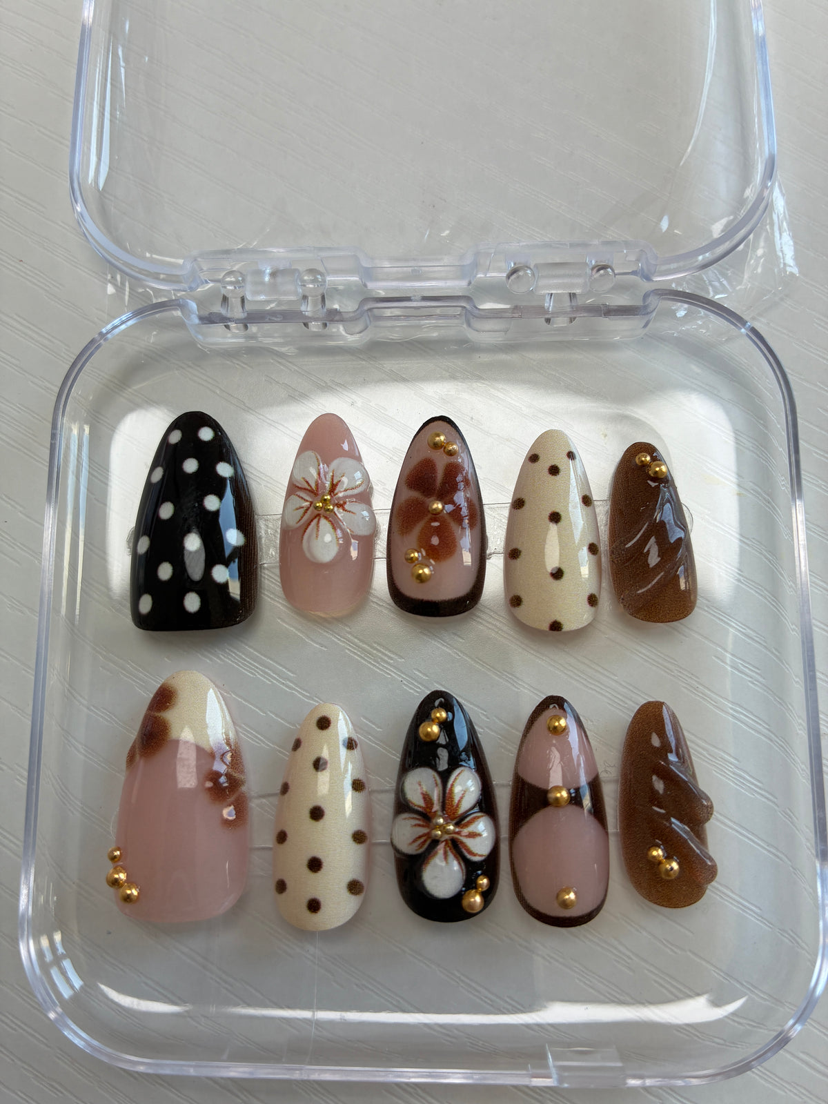 Jardin Moka – Kit Press-On Nails 10 capsules – Nude, chocolat & fleurs