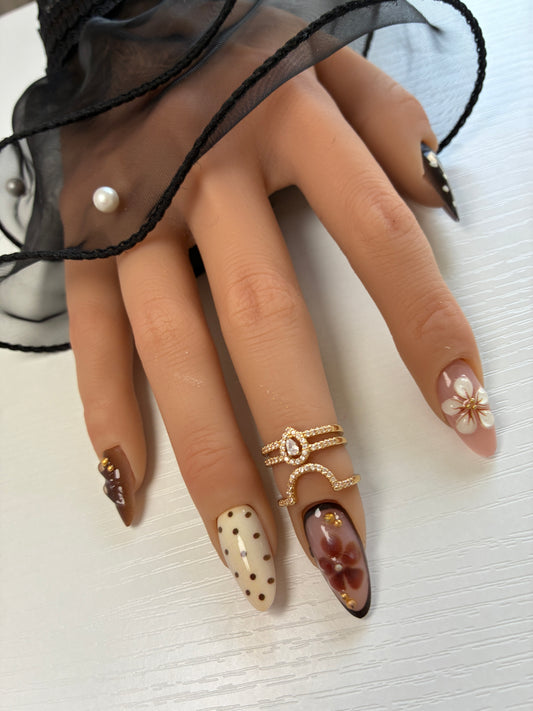 Jardin Moka – Kit Press-On Nails 10 capsules – Nude, chocolat & fleurs