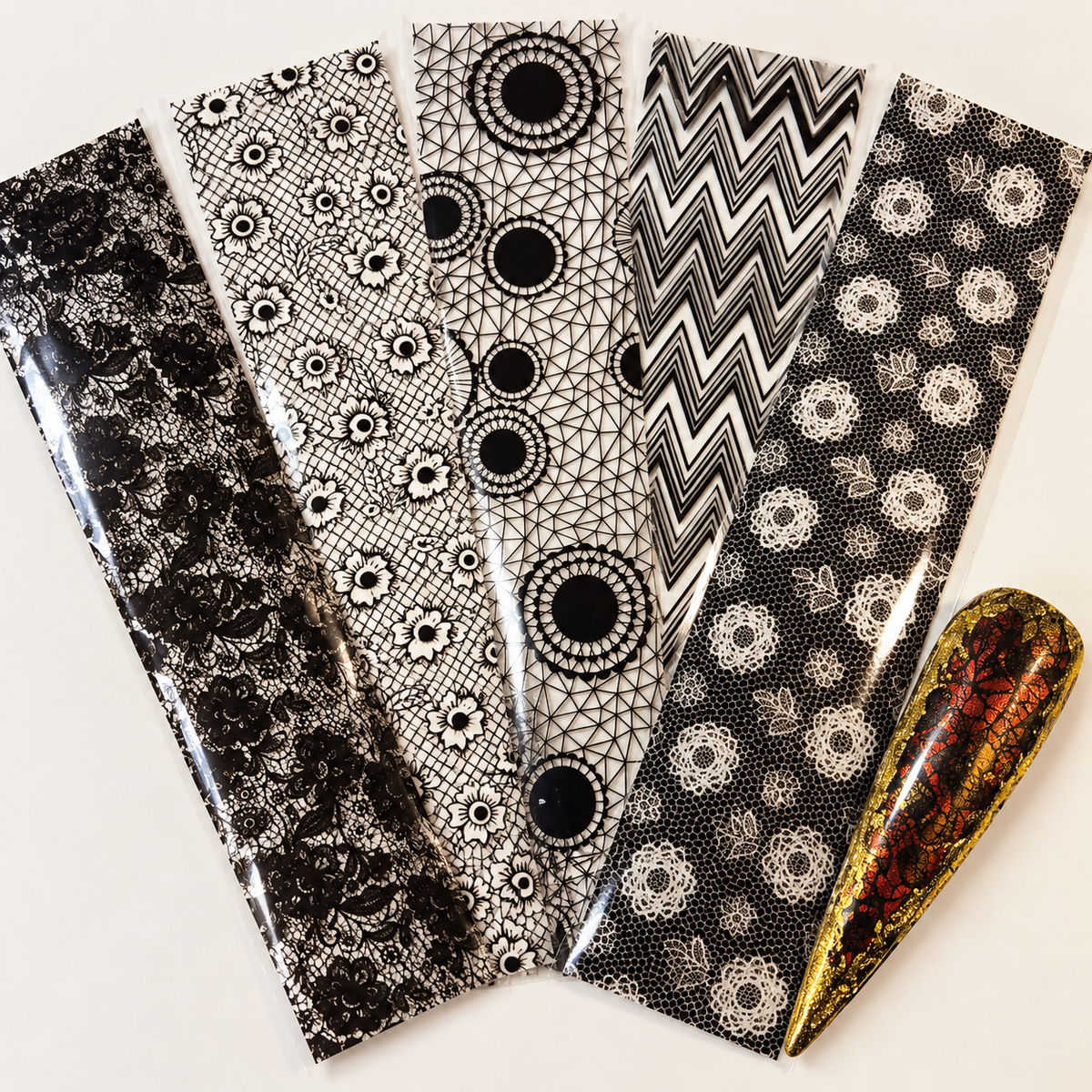 Lot de 5 foils Nail Art – Dentelle noire et motifs graphiques – 20 × 4 cm