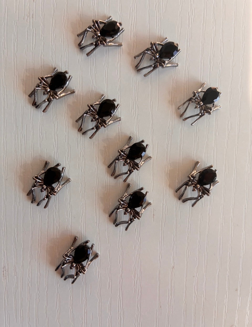 Lot de 10 araignées 3D noires et argentées – Nail Art & loisirs créatifs