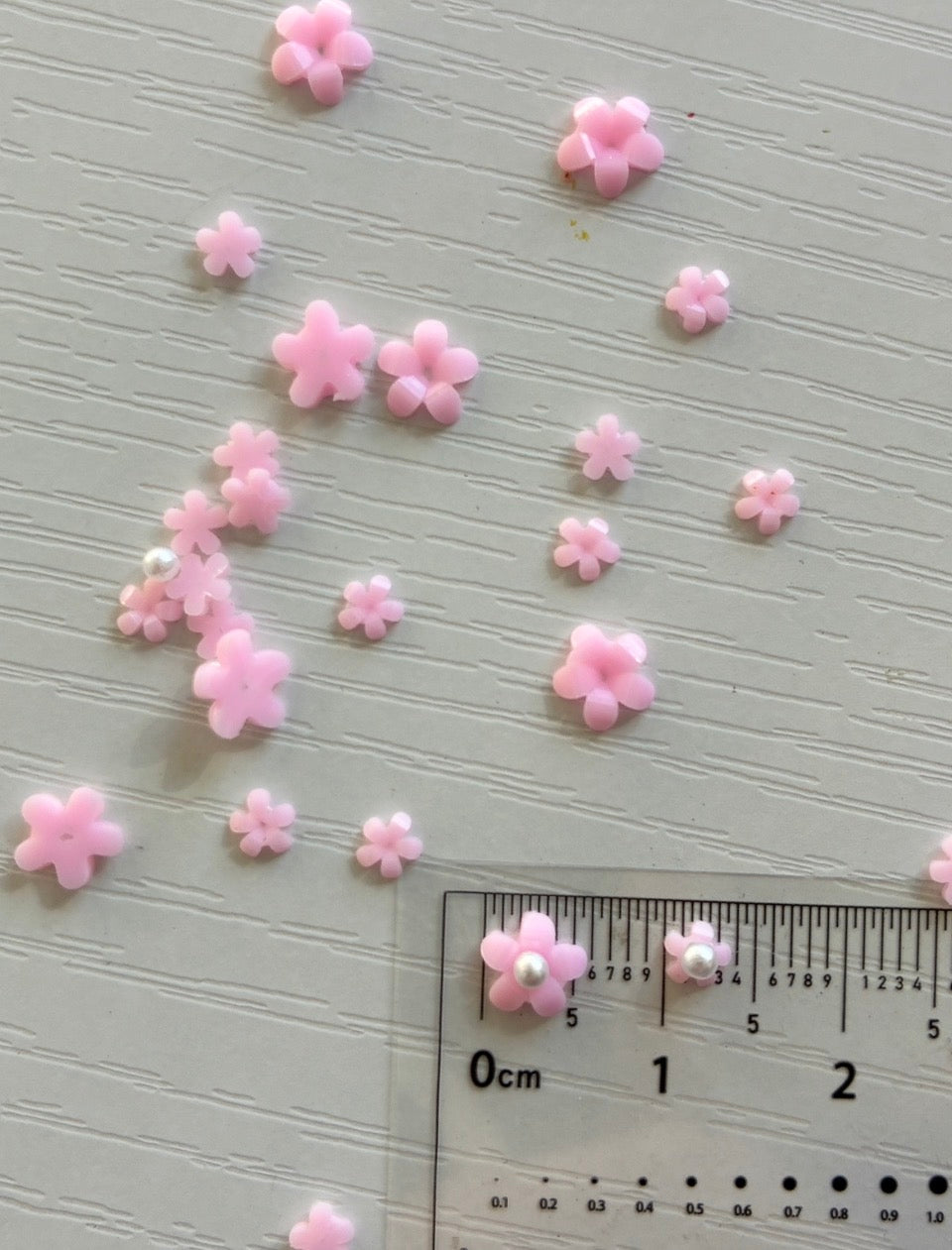 Mini fleurs roses 3 et 5 mm et perles Nail Art – Assortiment 3D