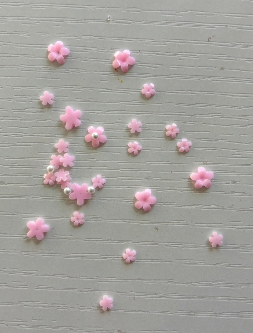 Mini fleurs roses 3 et 5 mm et perles Nail Art – Assortiment 3D