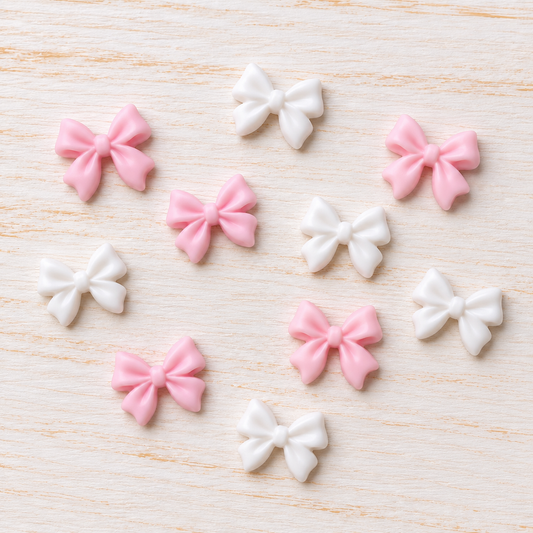 Bijoux d’ongles 3D – Nœuds rose clair et blancs – Lot de 10