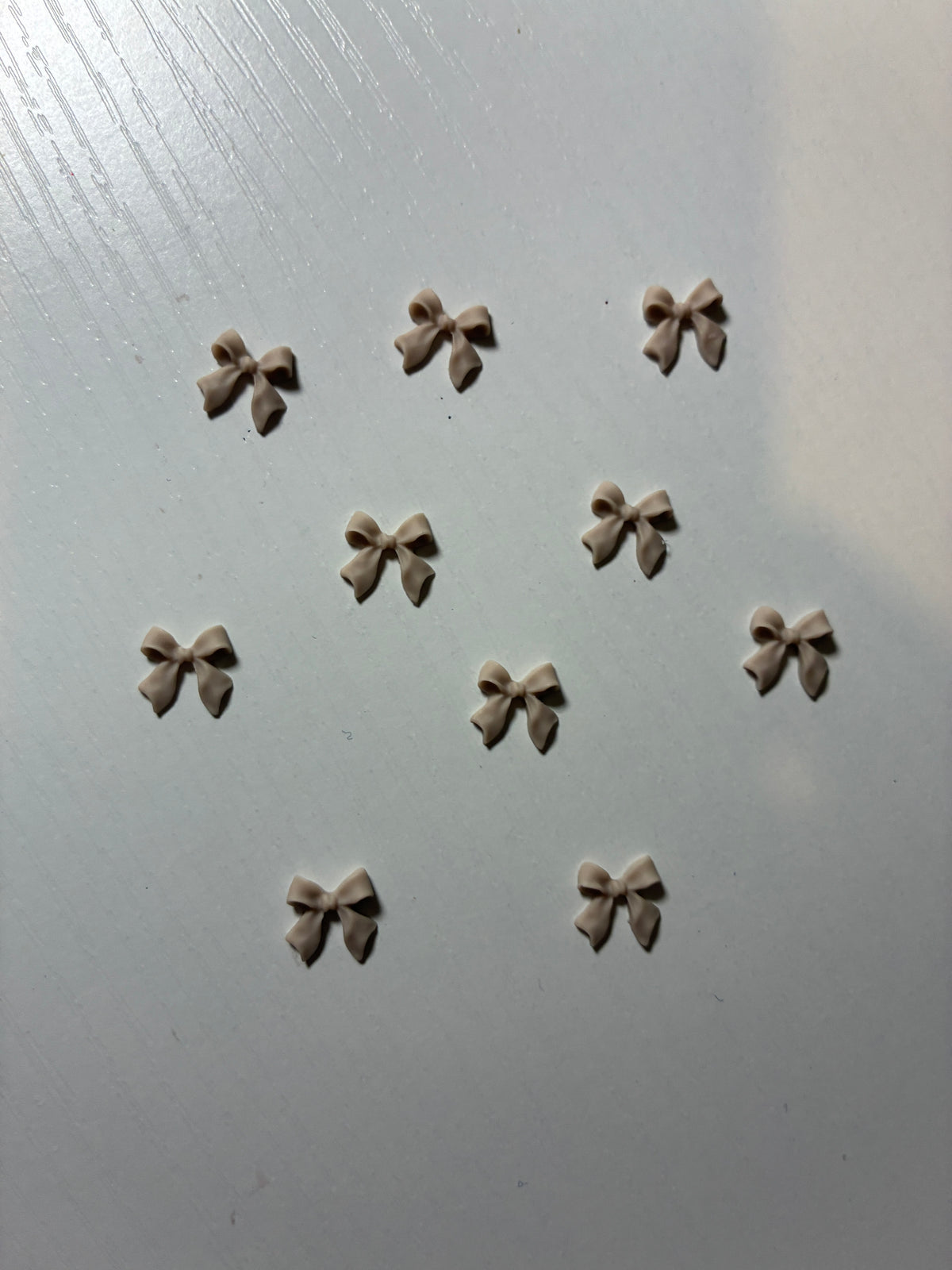 Bijoux d'ongles 3D – Nœuds beiges – Lot de 10