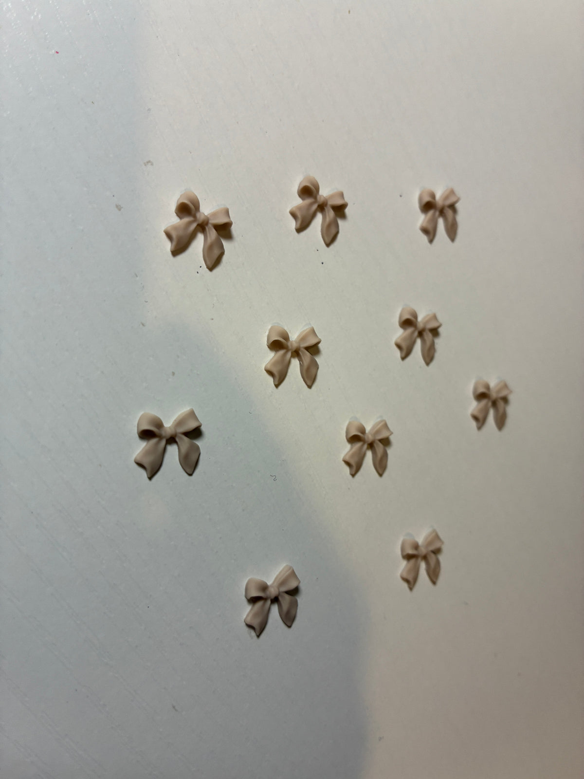 Bijoux d'ongles 3D – Nœuds beiges – Lot de 10