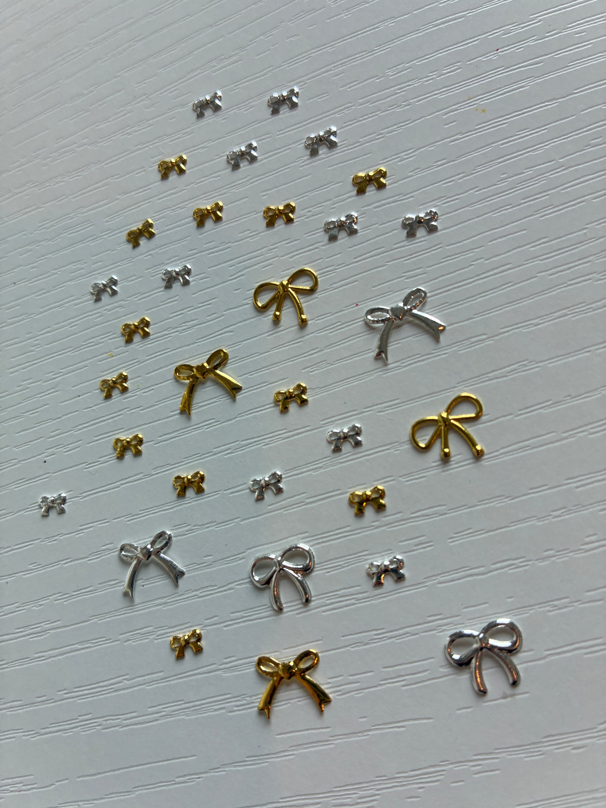 lot de nœuds nail art dorés et argentés assortis