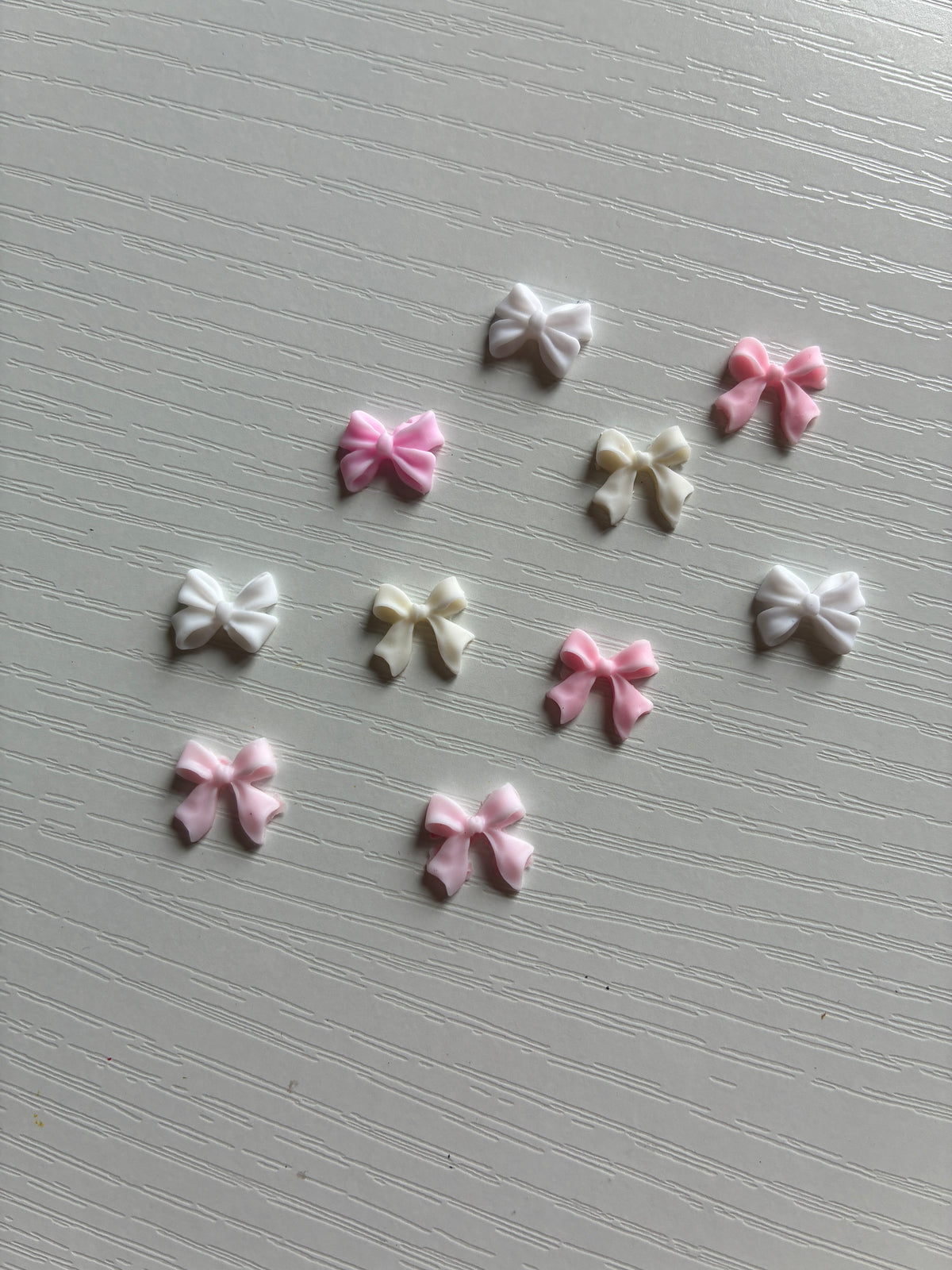 Bijoux d’ongles 3D – Nœuds rose clair et blancs – Lot de 10