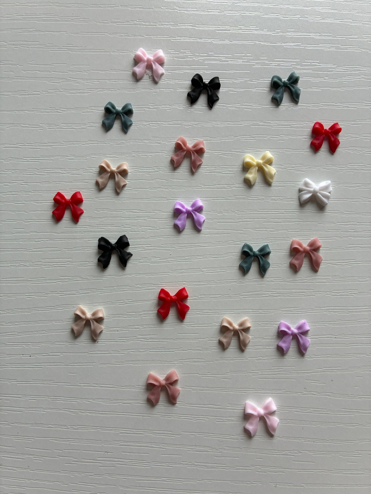 Bijoux d’ongles 3D – Nœuds multicolores – Lot aléatoire de 20