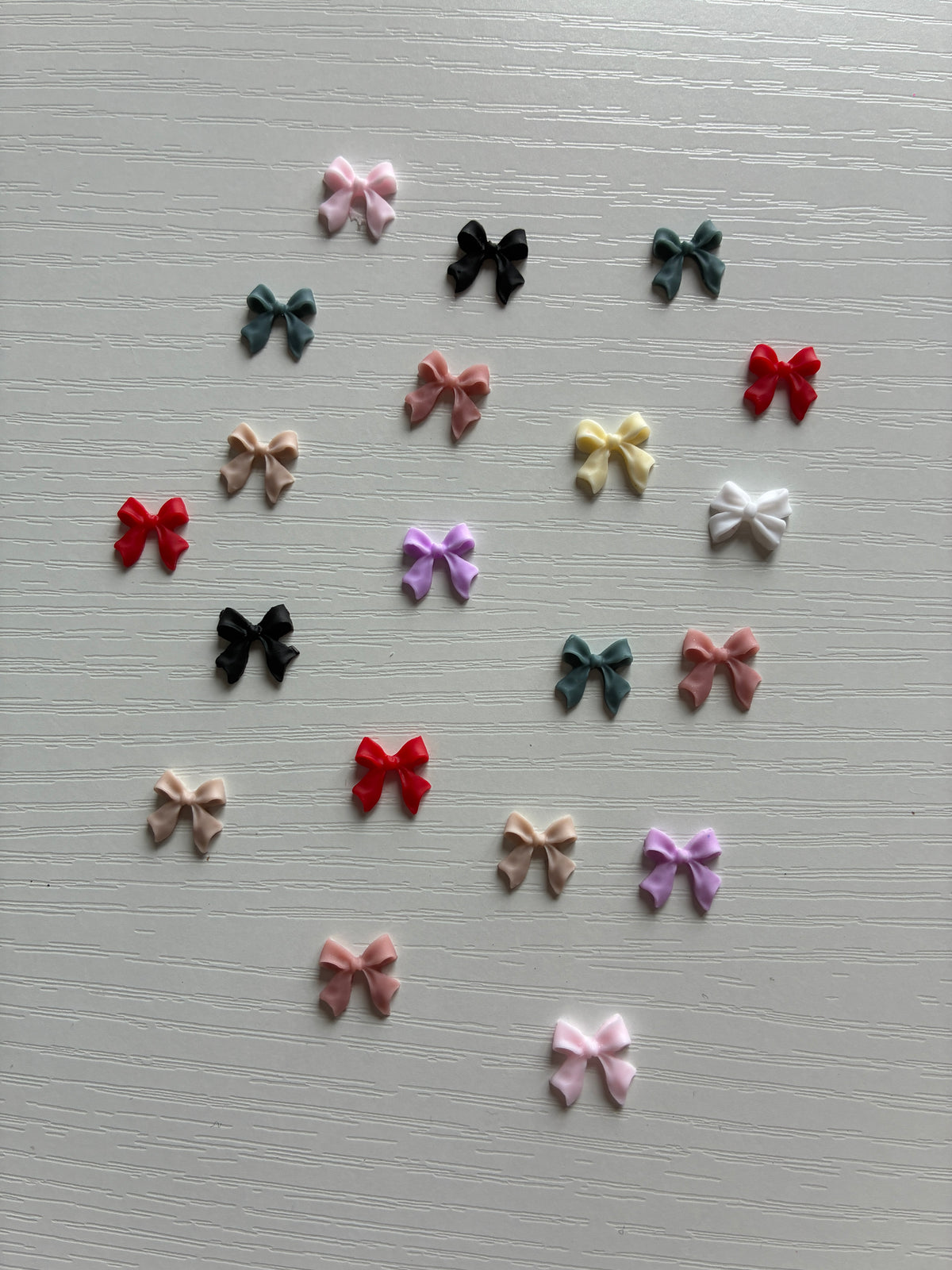 Bijoux d’ongles 3D – Nœuds multicolores – Lot aléatoire de 20