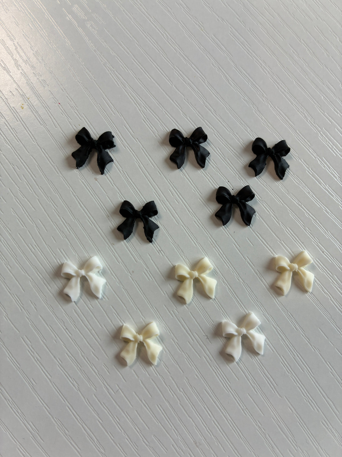 Bijoux d'ongles 3D – Nœuds noirs, écrus et blancs – Lot de 10