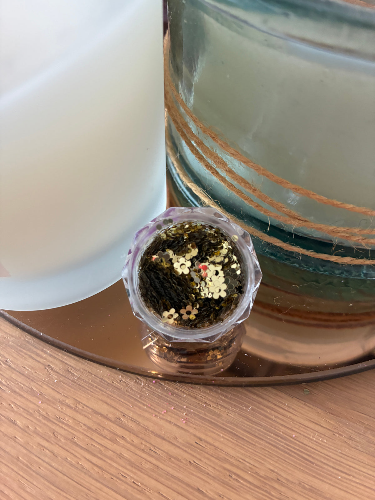 Paillettes fleurs dorées – Décoration Nail Art