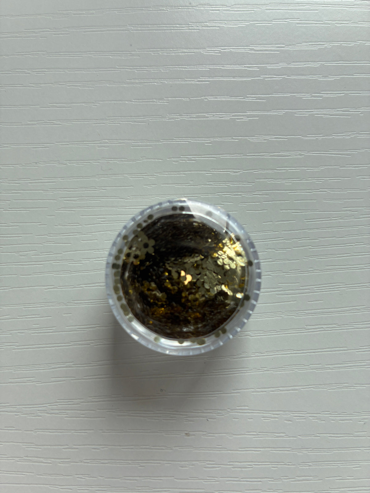 Paillettes fleurs dorées – Décoration Nail Art